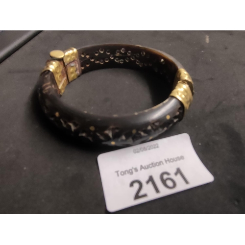 2161 - Vintage carved bangle with gold coloured trombone clasp and hinge