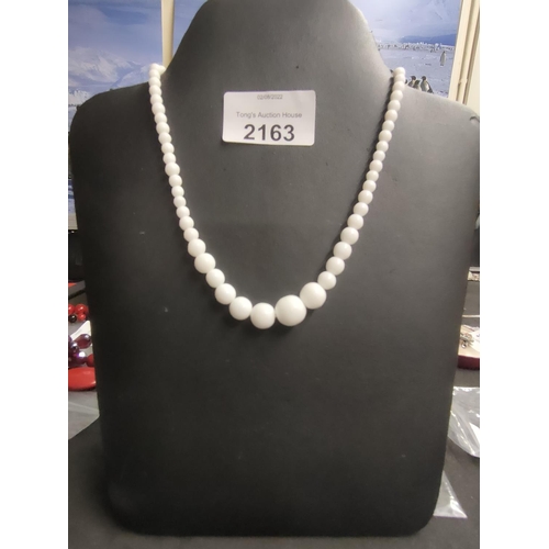 2163 - Vintage white beaded choker necklace