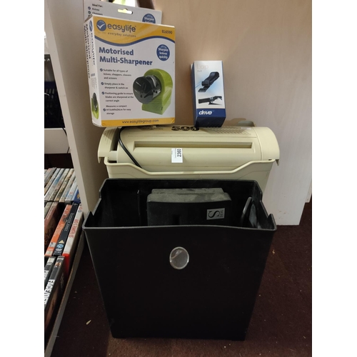 2360 - Collection of items including a shredder, motorised multi sharpener in box and a lap belt