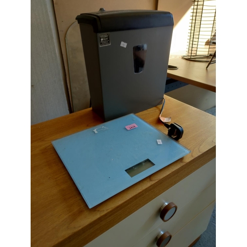 2416 - Set of bathroom scales and a shredder