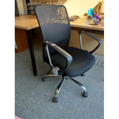 2421 - Black mesh swivel office chair