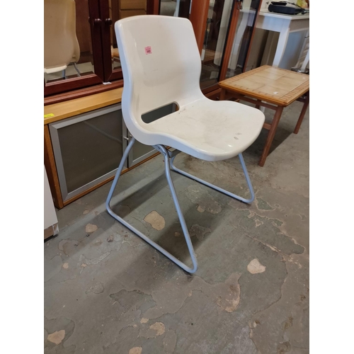 2422 - White chair with metal legs