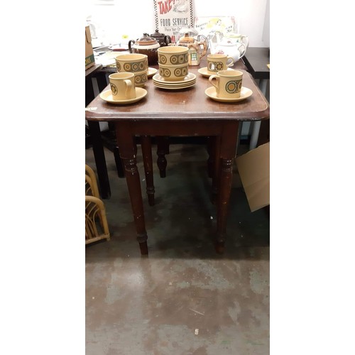 525A - A solid wood square table in a mahogany finish. 60cm x 60cm