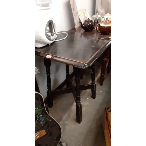 525B - A nice quality square top table 62cm by 62cm in a dark wood finish