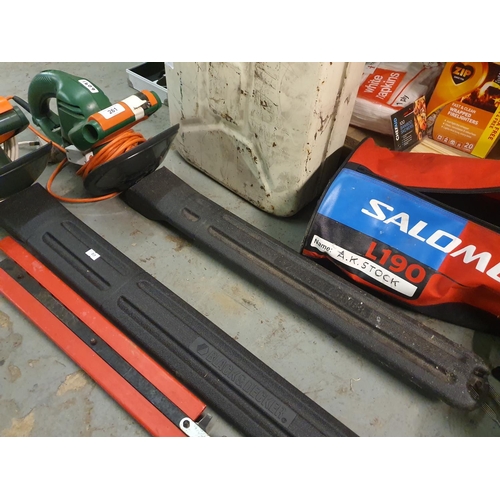 261 - BLACK AND DECKER HEDGE CUTTER