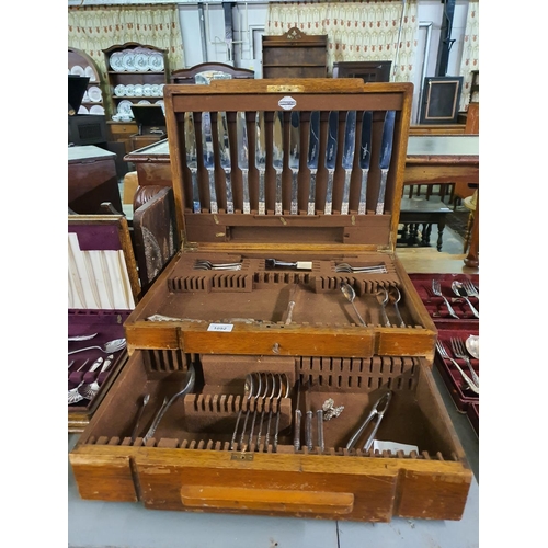 1092 - Very large part set, canteen of cutlery displayed in beautiful oak box