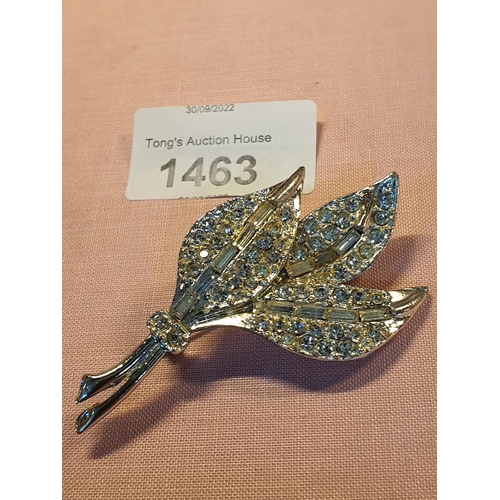 1463 - Vintage silver coloured rhinestone flower Leaf brooch