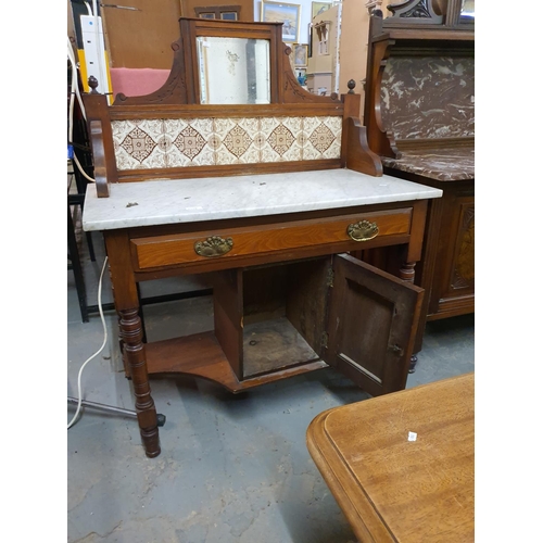 1775 - Wonderful late Victorian small marble topped wash stand with tiled backed