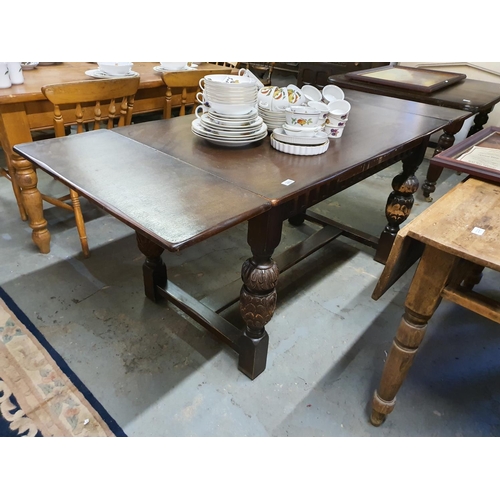 1776 - Early 20th century melon ball dining table with extending leaves