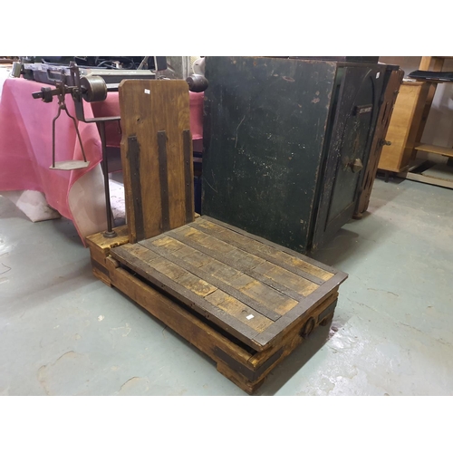 1225 - Large Antique wooden and metal platform/potato scales, beautiful lot would make a stunning feature