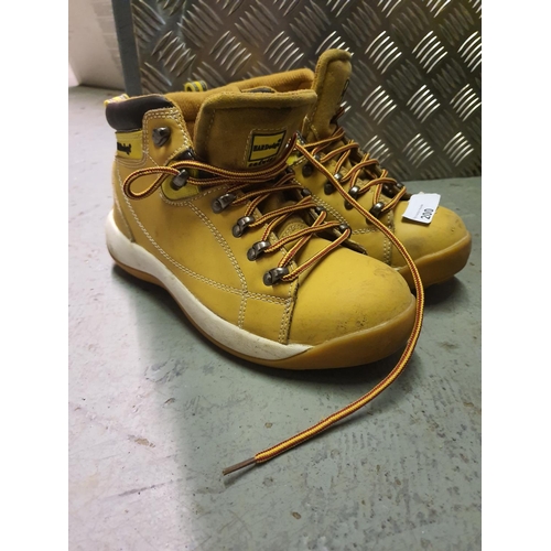 201 - HARDEDGE SIZE 7 BOOTS