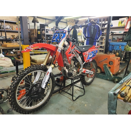 333 - HONDA MOTORBIKE CRF 250 R  MOTOCROSS BIKE THIS BIKE IS IN  EXCELLENT CONDITION HAVING OVER £1800 ove... 