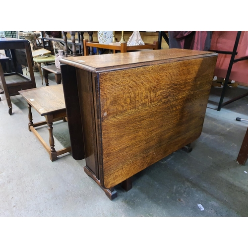 900 - Stunning oak drop leaf gateleg table, beautiful patina