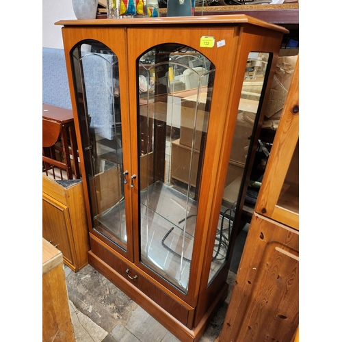 722 - Solid wooden and glass display cabinet with drawer
139 cm height, 82 cm width