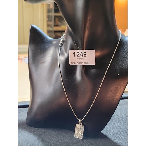 1249 - **LAST CHANCE ITEM** Silver colour Diamante pendant and snake chain necklace