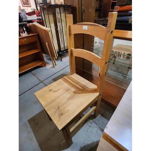 1428 - A single wooden kitchen chair