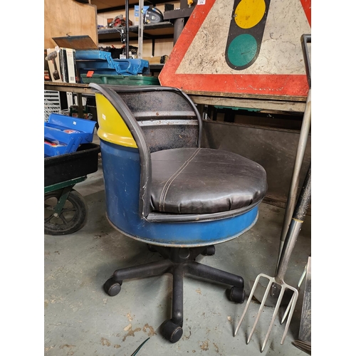 280 - great looking swivel chair made from a  q8 oil 45 gallon drum