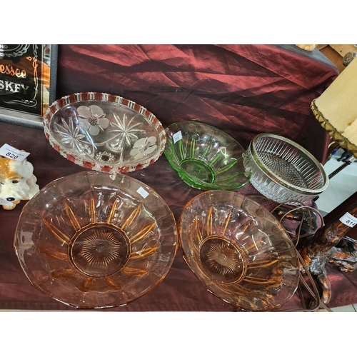 815 - A collection of five glass fruit or dessert bowls, including pair of rose pink bowls