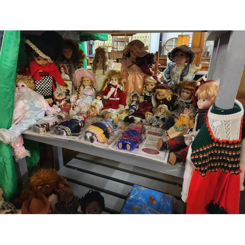 866 - Extremely large collection of dolls including collectable Dolls of the World magazines