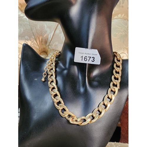 1673 - A gold tone heavy large link necklace