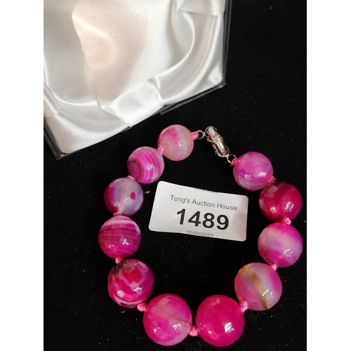 1489 - Boxed Dyed pink agate bead bracelet