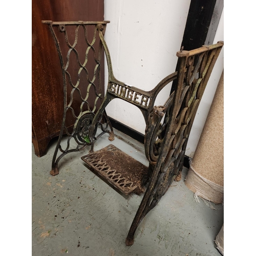 1650 - Vintage Singer sewing machine iron frame would make an amazing table base