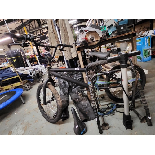 202 - BMX style bike in black plus bikepump, bike car rack and dare bike seat