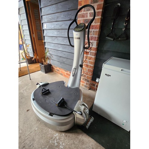 431 - Power Plate pro5 Vibration Plate. In good working order cost  £7500 fitness plate with power lead an... 