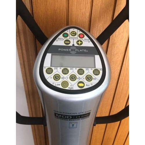 431 - Power Plate pro5 Vibration Plate. In good working order cost  £7500 fitness plate with power lead an... 