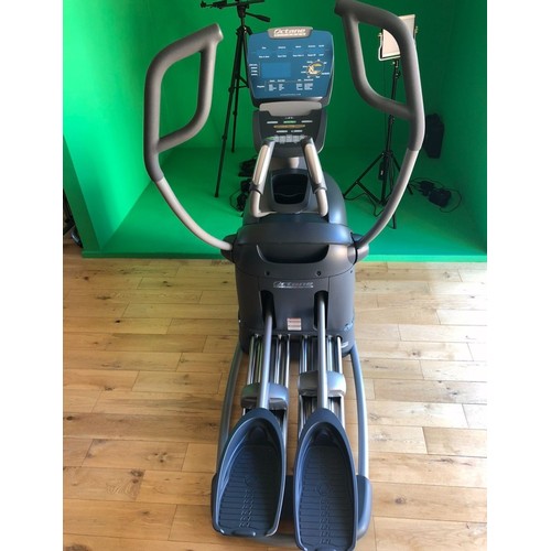 215 - Octane Fitness Q37xi elliptical cross trainer. Perfect working order. Cost £3000