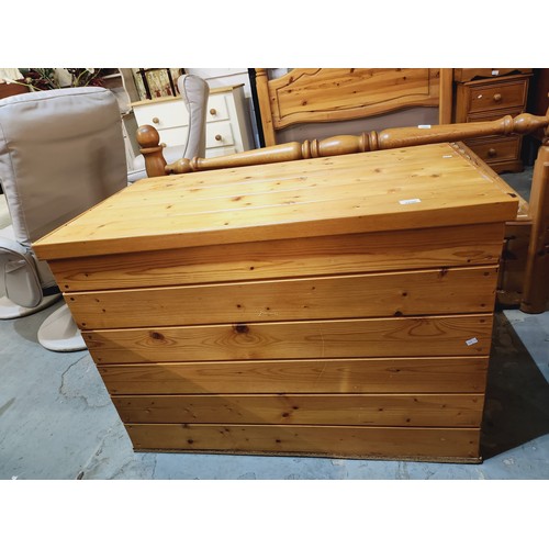 2082 - Large pine lift up linen/toy box 102 w, 56cm d, 72cm h