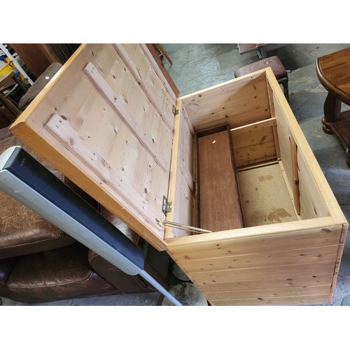 2082 - Large pine lift up linen/toy box 102 w, 56cm d, 72cm h