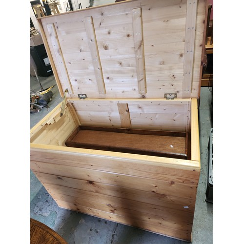 2082 - Large pine lift up linen/toy box 102 w, 56cm d, 72cm h