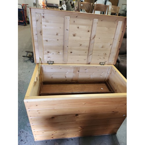 2082 - Large pine lift up linen/toy box 102 w, 56cm d, 72cm h