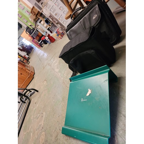 2090 - **LATE ENTRY** POSTURITE TRAY AND 2 SHOULDER BAGS TARGUS AND ANOTHER