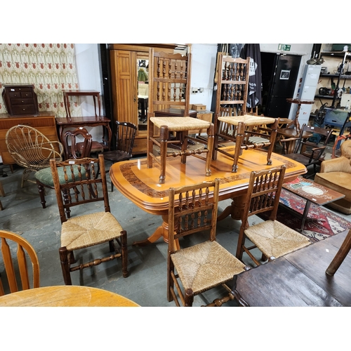 1277 - 5 beautiful oak detailed dining chairs with rattan seats.
Excellent condition