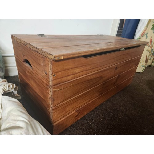 1339 - Pine hinged lidded lift up storage box