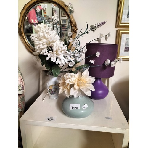 1478 - 2 pretty posy vases with flowers and a purple table lamp