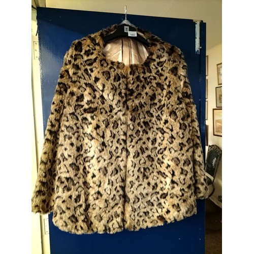 1493 - Gorgeous faux fur leopard print coat in approx size 30, excellent condition