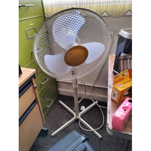 1606 - Floor standing fan