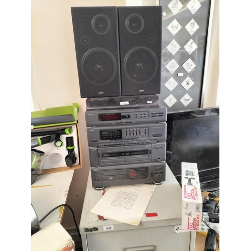 1628 - Sanyo DCX901 CD stereo sound system with pair of speakers and instruction manual