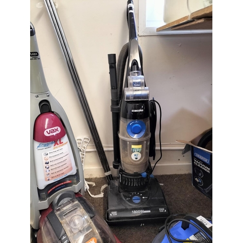 1674 - Samsung 1800W vacuum cleaner with attachments