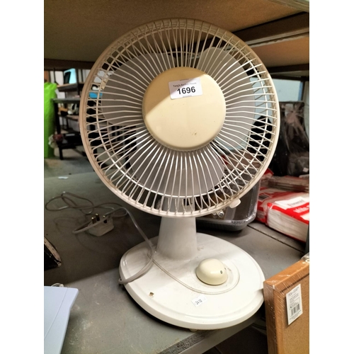 1696 - Desktop fan