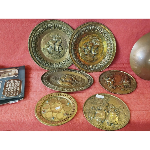 547 - A collection of 5 brass wall hanging plates( NOT INCLUDING TRAY), the larger being 30cm diameter