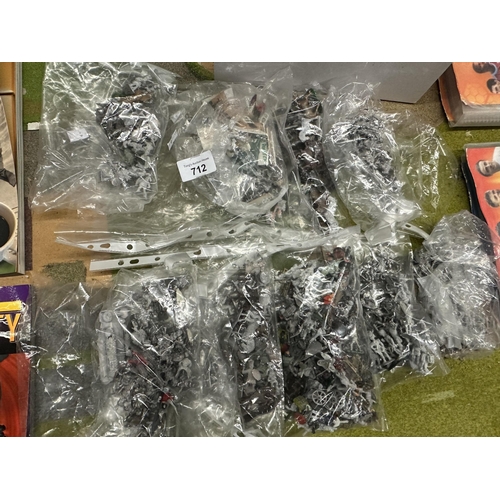 712 - Extra large collection of War Hammer figures