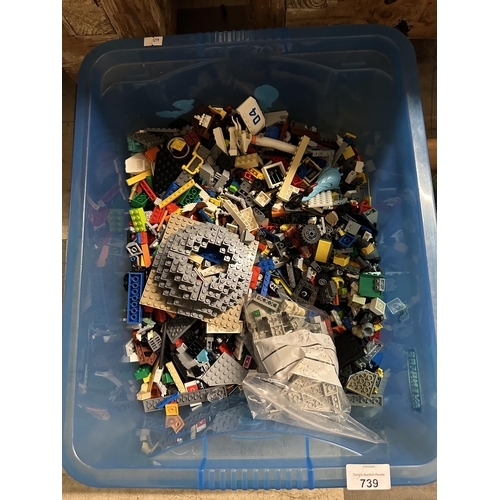 739 - Large collection of Lego