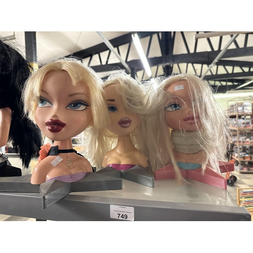 749 - Collection of three Bratz styling dolls heads