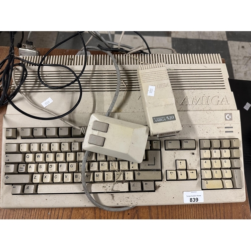 839 - Vintage Commodore Amiga 520 computer with accessories