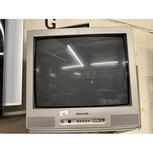 952 - Vintage Panasonic CRT TV