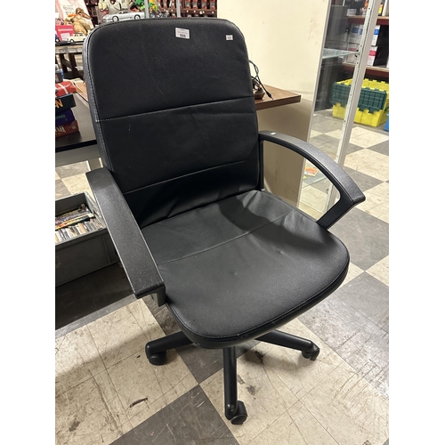 986 - Computer desk chair with adjustable height in great condition